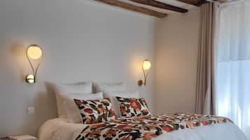 4 bedrooms, desk, free WiFi, bed sheets