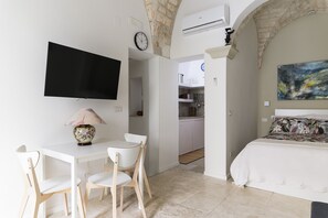 Iron/ironing board, free WiFi, bed sheets