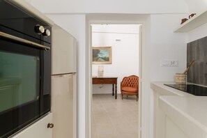 Refrigerador, horno, lavavajillas y cafetera y tetera 