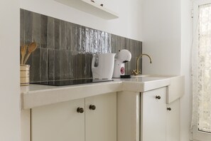Fridge, oven, dishwasher, coffee/tea maker