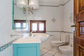 Douche, sèche-cheveux, serviettes fournies