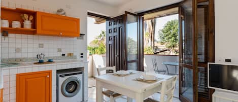 Frigorífic i utensilis de cuina, vaixella i coberteria