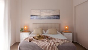 Une chambre à coucher comprenant un lit, deux tables de chevet, une commode, une œuvre d’art accrochée au mur et une fenêtre avec des rideaux.