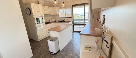 電子レンジ、オーブン、食器洗い機、トースター