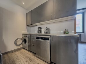 Fridge, microwave, stovetop, dishwasher