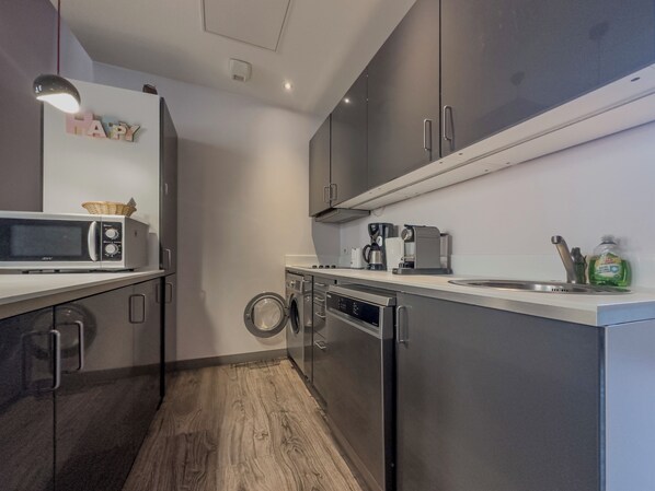 ثلاجة، ميكروويف، موقد طهي مسطح، غسالة أطباق