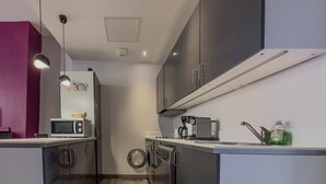 Kaffetrakter/tekoker, kjøleskap, mikrobølgeovn og kokeplater