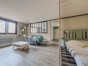 1 bedroom, desk, iron/ironing board, WiFi