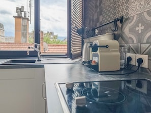 Fridge, microwave, stovetop, coffee/tea maker