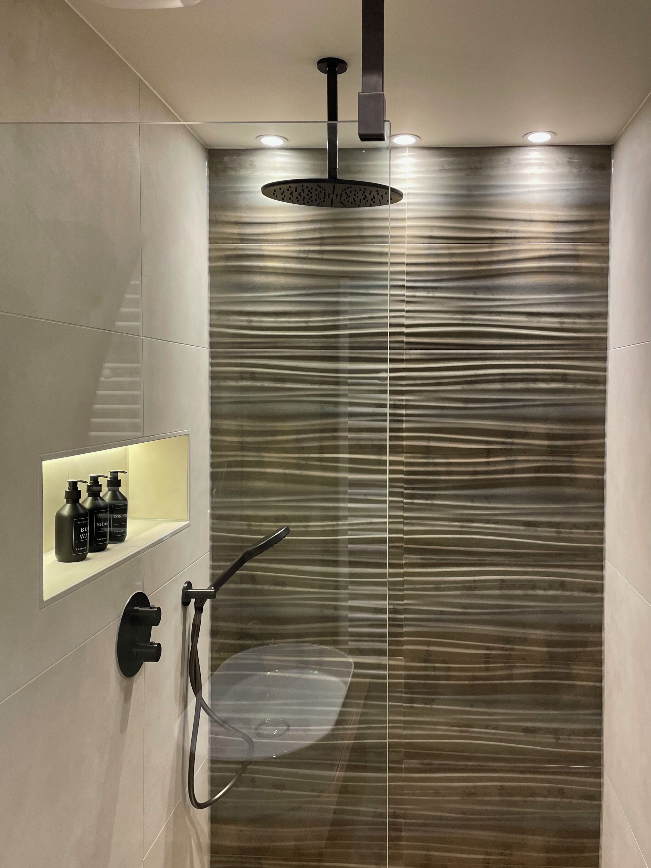 Een douche, een haardroger, handdoeken, zeep