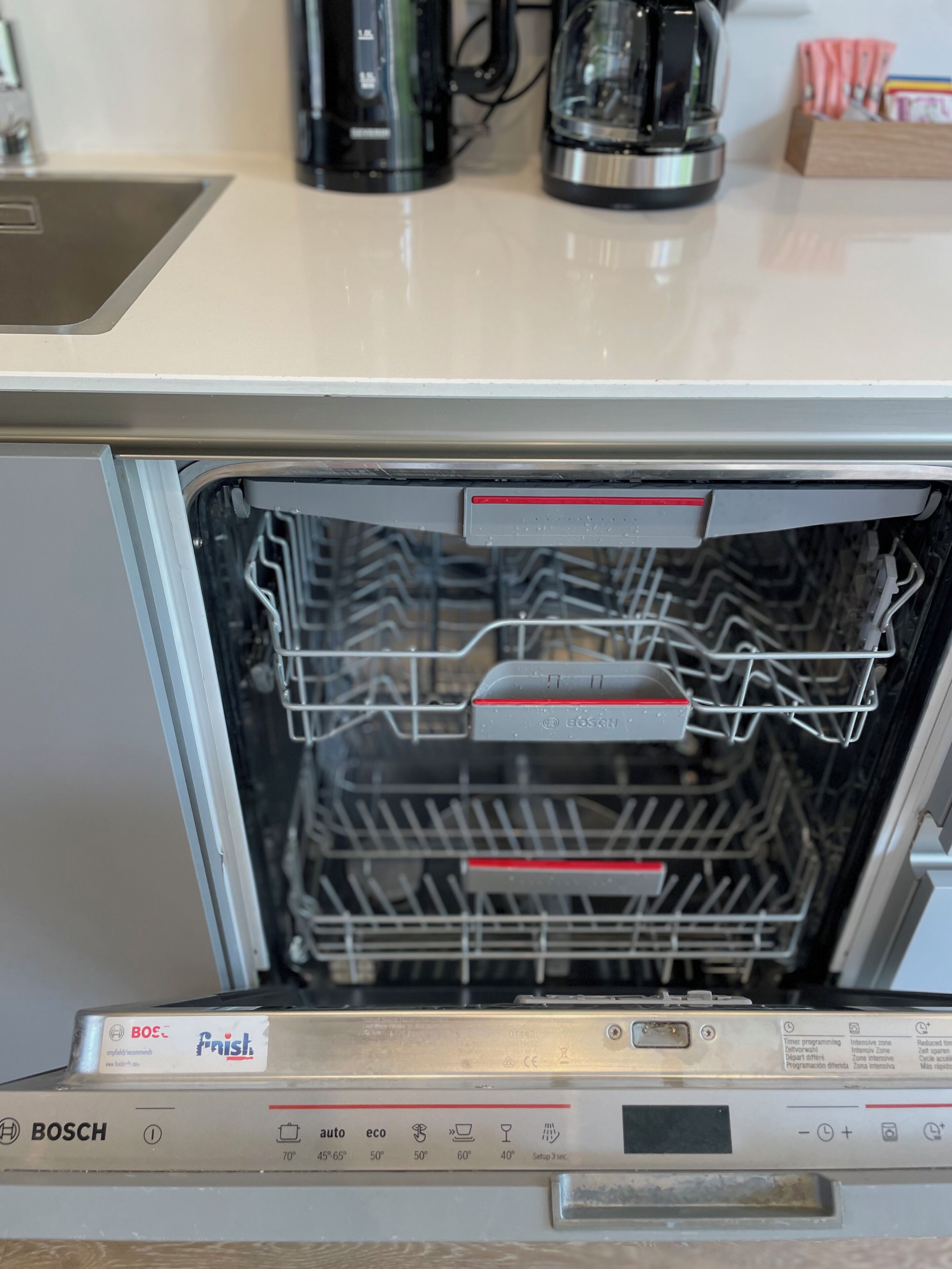Een Bosch vaatwasser met een bedieningspaneel waarop temperatuurinstellingen en programma’s worden getoond.