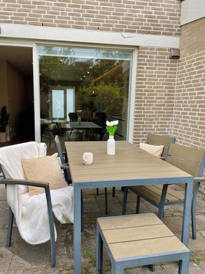 Outdoor dining - Luxury Japandi garden apartment (Alkmaar)