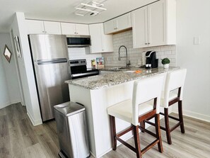 Mikrobølgeovn, ovn, kokeplater og oppvaskmaskin