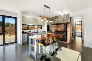 Køleskab, mikrobølgeovn, ovn, kogeplade