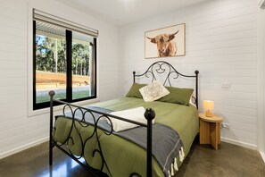 2 bedrooms, desk, iron/ironing board, WiFi