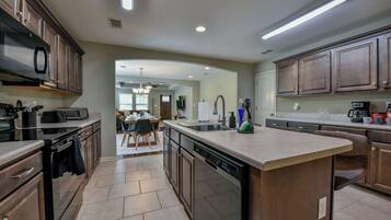 Jääkaappi, mikroaaltouuni, uuni, liesi