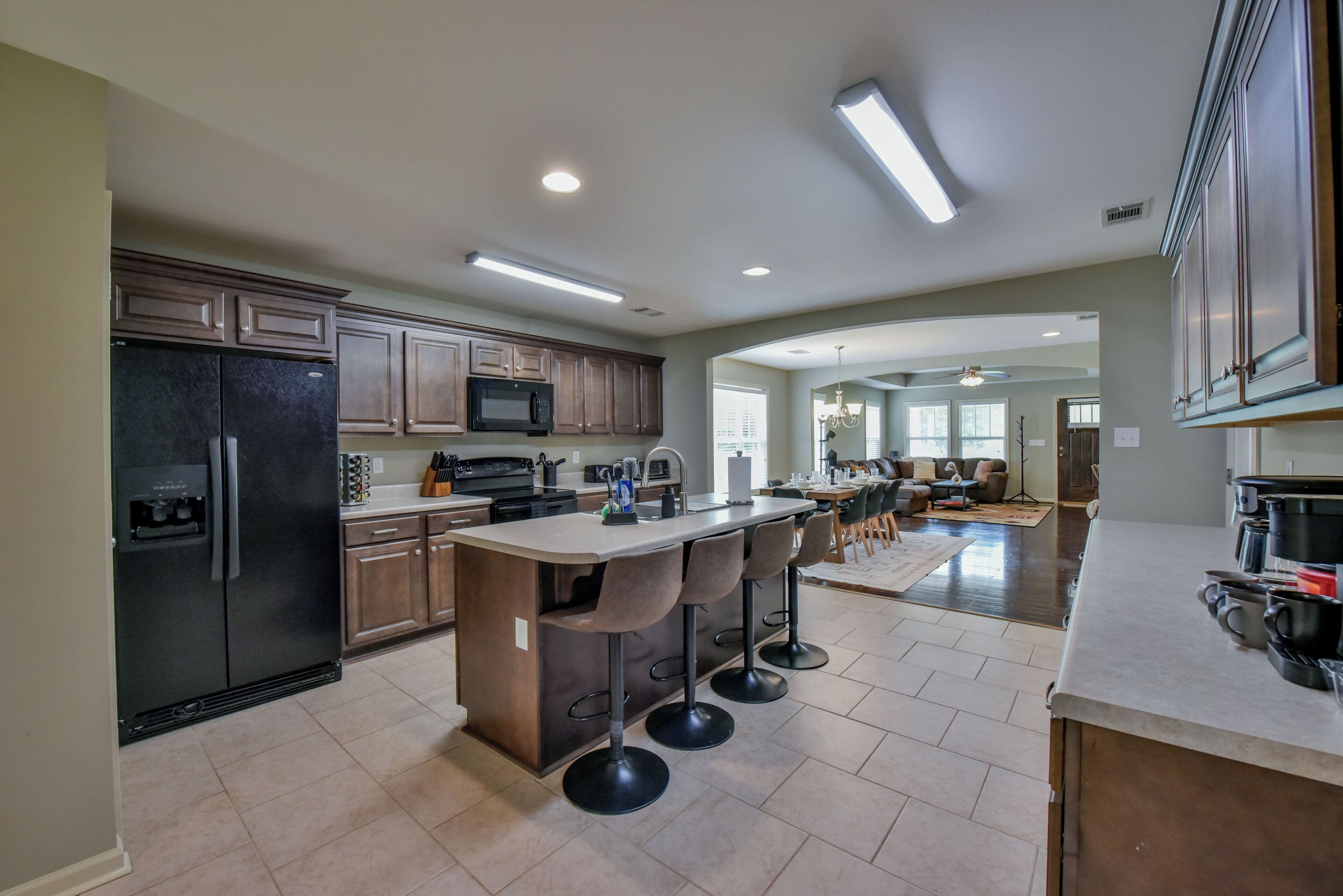 Jääkaappi, mikroaaltouuni, uuni, liesi