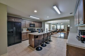 Kylskåp, mikrovågsugn, ugn och spishäll