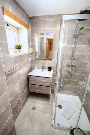 Suihku, hiustenkuivaaja, pyyhkeet, vessapaperi