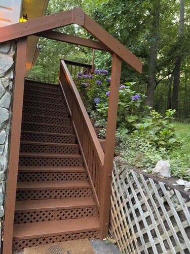 TREE HOUSE TREAT. Peaceful  COMFY SECLUDED MOUNTAIN HOME surrounded by trees.
