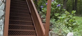 TREE HOUSE TREAT. Peaceful  COMFY SECLUDED MOUNTAIN HOME surrounded by trees.