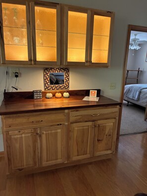 3 عدّة غرف نوم وخزنة داخل الغرفة ومكتب ومكواة/لوح كي