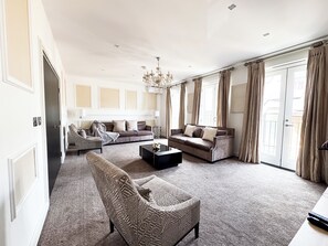 TV - GrandLux Stays - 5BR  Shepherd's Bush (London)