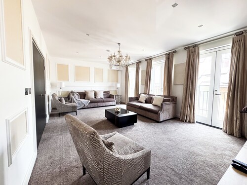 GrandLux Stays - 5BR  Shepherd's Bush