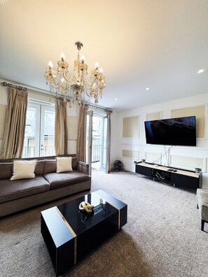 TV - GrandLux Stays - 5BR  Shepherd's Bush (London)