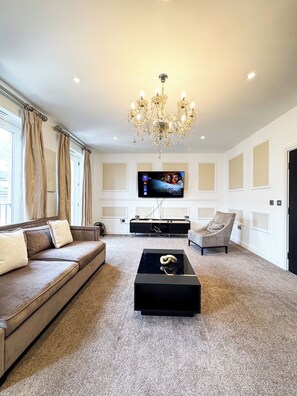 TV - GrandLux Stays - 5BR  Shepherd's Bush (London)