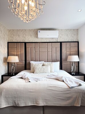 5 bedrooms, iron/ironing board, internet, bed sheets - GrandLux Stays - 5BR  Shepherd's Bush (London)