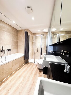 Hair dryer, towels - GrandLux Stays - 5BR  Shepherd's Bush (London)