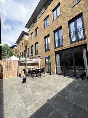 Outdoor dining - GrandLux Stays - 5BR  Shepherd's Bush (London)