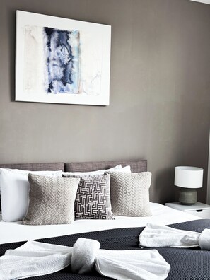 5 bedrooms, iron/ironing board, Internet, bed sheets - GrandLux Stays - 5BR  Shepherd's Bush (London)