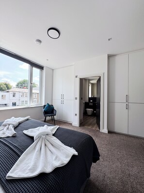 5 bedrooms, iron/ironing board, Internet, bed sheets - GrandLux Stays - 5BR  Shepherd's Bush (London)