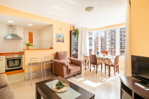Standard-Apartment, Mehrere Schlafzimmer (Benidorm Levante Beach 8B) | Wohnbereich | 21-Zoll-Flachbildfernseher mit Kabelempfang