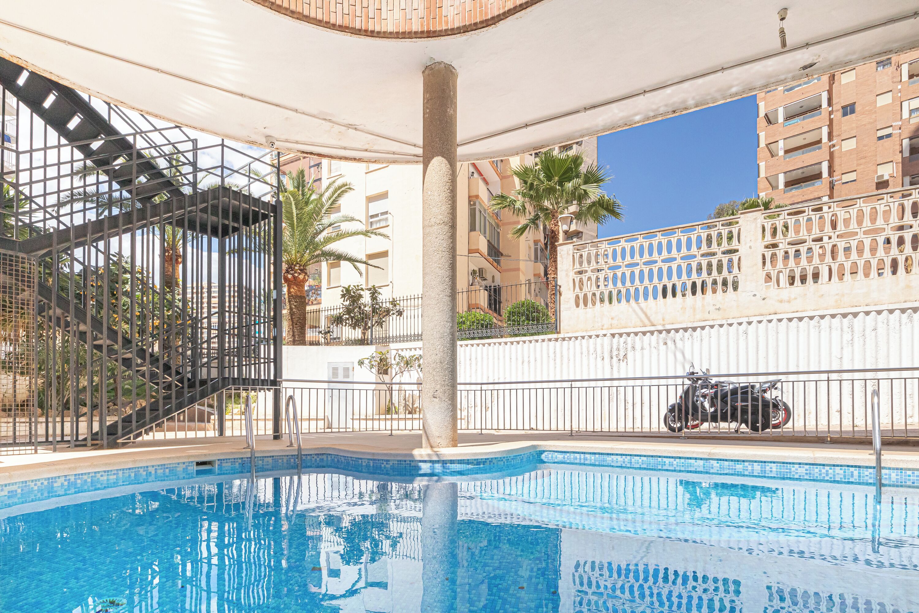 Apartamento estándar, 1 habitación, microondas (Benidorm Levante Beach 6B) | Piscina | Una piscina al aire libre de temporada