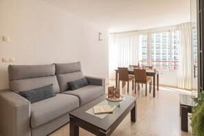 Leilighet – standard, flere soverom (Benidorm Levante Beach 7A) | Oppholdsområde | En 21-tommers Flatskjerm-TV med kabel-kanaler