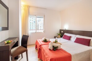 1 Schlafzimmer, laptopgeeigneter Arbeitsplatz, Bügeleisen/Bügelbrett