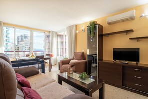 标准公寓, 多间卧室 (Benidorm Levante Beach 9A) | 起居区 | 21-英寸纯平电视（配备有线频道）