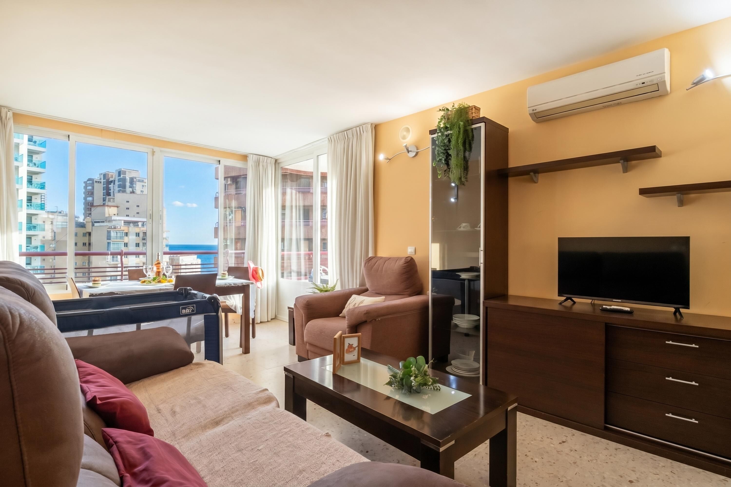標準公寓, 多間臥室 (Benidorm Levante Beach 9A) | 起居區 | 21-吋平面電視，提供有線頻道