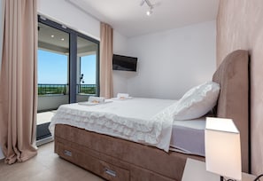 Free cribs/infant beds, free rollaway beds, bed sheets - Villa di Lago Zadarvillas (Pakostane)