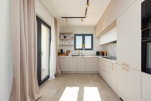 Mikroaaltouuni, astianpesukone, kahvin-/teenkeitin, syöttötuoli