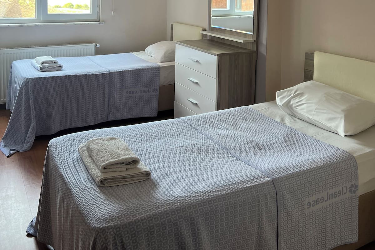 2 slaapkamers, verduisterende gordijnen, geluiddichte muren
