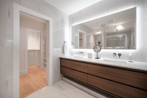 Shower, towels