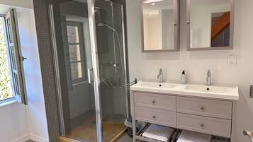 Een douche, een haardroger, handdoeken, zeep