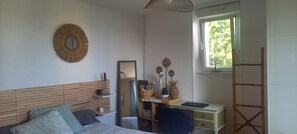 2 makuuhuonetta, silitysrauta/-lauta, Wi-Fi, vuodevaatteet