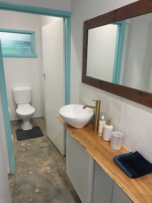 Douche, serviettes fournies, savon, papier toilette