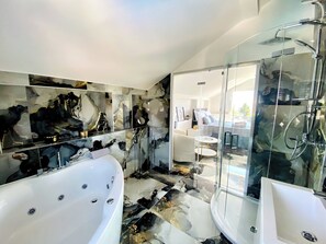 Baignoire à jets, sèche-cheveux, serviettes fournies, savon