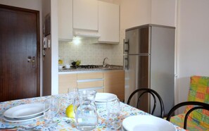 Réfrigérateur, micro-ondes, plaque de cuisson, cafetière/bouilloire
